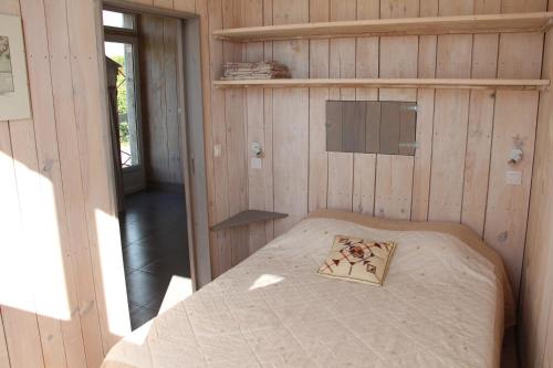 马雷讷Le grenier a sel的一间小卧室,配有一张木墙床