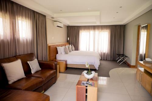 阿多阿法里加诺思乡村民宿的酒店客房,配有床和沙发