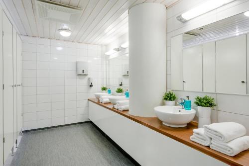 坦佩雷坦佩雷梦想旅舍的浴室设有4个盥洗盆和镜子