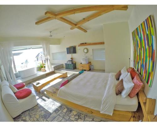 鹅銮鼻垦丁 日光●寓的一间大卧室,配有一张大床和一张沙发