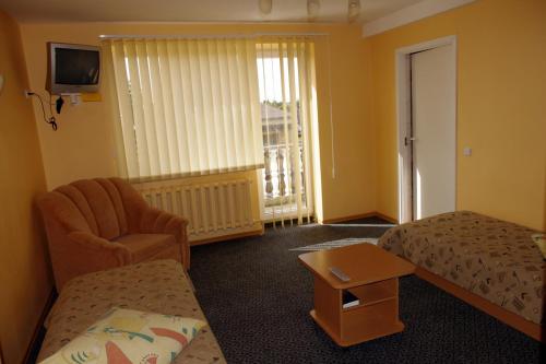 希奥利艾图尔恩旅馆的配有一张床和一把椅子的酒店客房