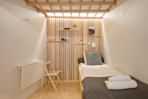 坦佩雷坦佩雷梦想旅舍的小房间设有一张床和一张书桌