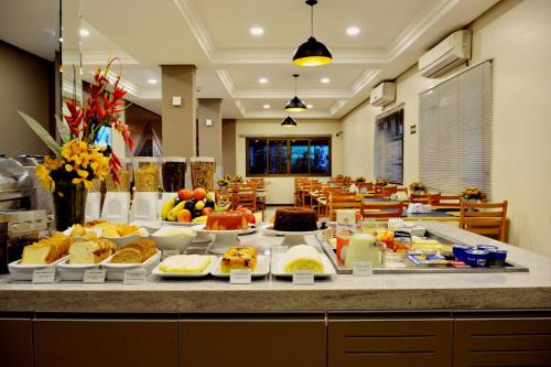 大坎普布鲁马杜酒店的自助餐,餐桌上有许多不同类型的食物