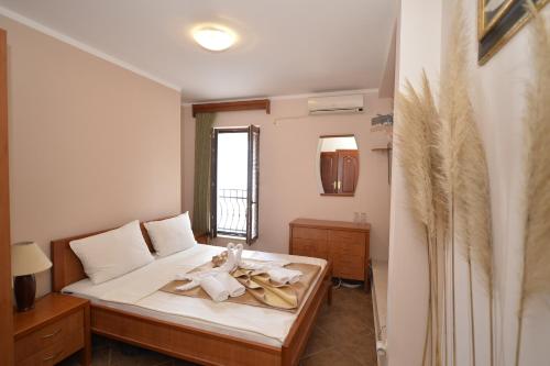 蒂瓦特安德尔巴酒店的一间卧室配有带毛巾的床