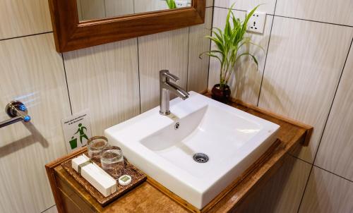 西哈努克索克萨巴度假酒店的浴室设有白色水槽和镜子