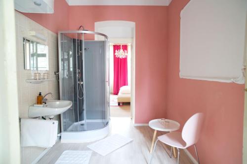 维也纳芬克经济客房旅馆的带淋浴和盥洗盆的浴室
