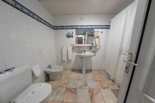 帕洛斯德拉夫龙特拉拉皮塔酒店的一间带卫生间和水槽的浴室