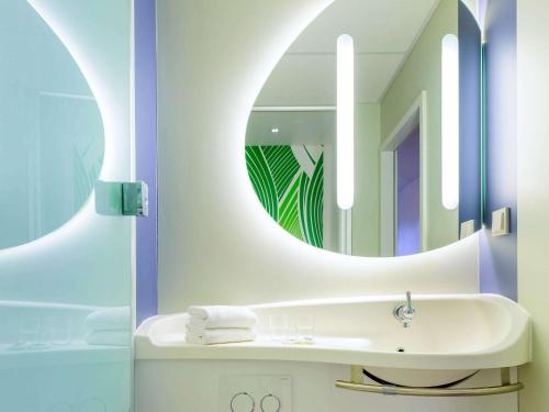吕贝克吕贝克市苏爱德宜必思经济型酒店的一间带水槽和镜子的浴室