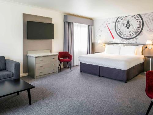 布兰兹哈奇达特福德Spa美居酒店客房内的一张或多张床位