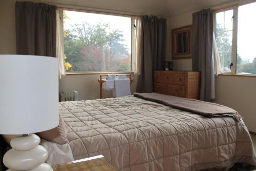 基督城里卡顿阿罗哈住宿加早餐旅馆的一间卧室设有一张床和一个大窗户