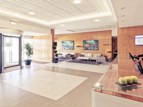 阿尔马达阿尔马达里斯本美居酒店的带沙发的办公大厅和等候室