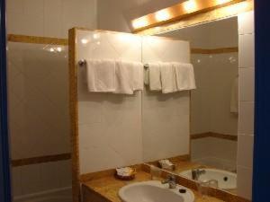 莫哈卡尔莫哈卡尔普拉亚酒店的浴室配有盥洗盆、镜子和浴缸