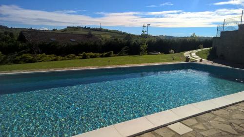 蒙特格罗索达斯提Villa Sofia的庭院里的一个蓝色海水游泳池