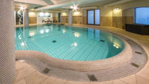 诺德奈德国米歇尔斯斯特兰德酒店的在酒店房间的一个大型游泳池