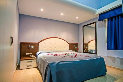 喀巴里特Kitewind Apartamentos Cabarete的一间卧室配有一张大床和镜子
