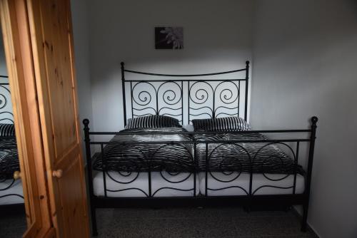 伊兹林根Ferienwohnung Inzlingen的一张黑色的床,里面配有枕头