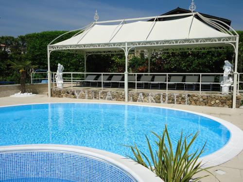 加达湖畔帕登赫Hotel Villa Garuti的一座带凉亭的大型游泳池