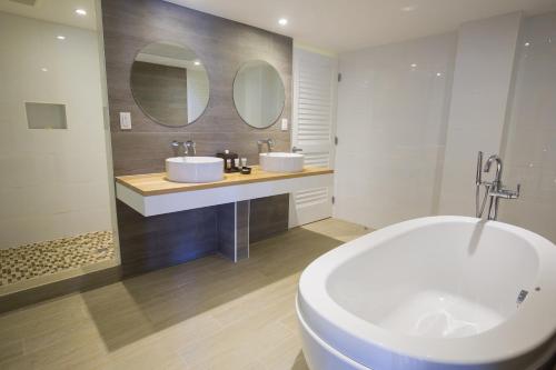 拿骚巴哈马天堂岛华威度假酒店 - 全包/仅限成人的浴室设有2个水槽和2面镜子