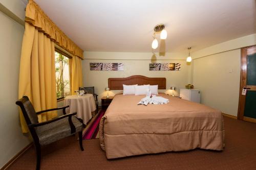 库斯科Hotel De la Villa Hermoza的一间设有大床和窗户的酒店客房