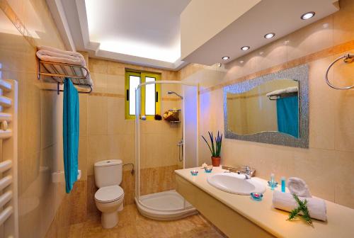 科林比亚12岛别墅酒店的一间带水槽、卫生间和镜子的浴室