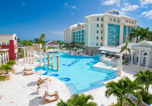 皇家巴哈马桑多兹全包式度假酒店（仅限情侣）内部或周边的泳池