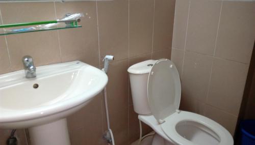 库克斯巴扎派罗塞德酒店的一间带卫生间和水槽的浴室