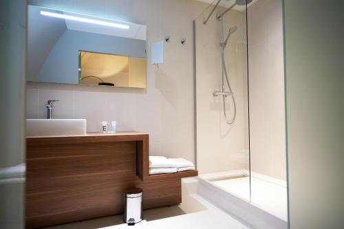 绍莱美居中心酒店的一间浴室