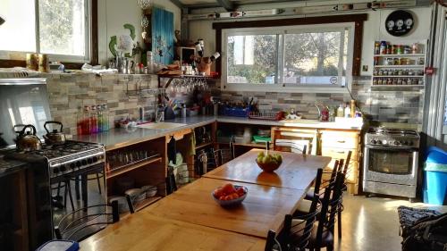 OdemOdem Guest House的厨房配有一张桌子,上面放着一碗水果