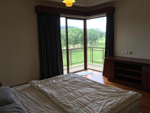 士姑来兰斯度假租赁公寓的一间卧室设有一张床和一个大窗户