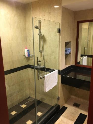 士姑来兰斯度假租赁公寓的浴室里设有玻璃门淋浴
