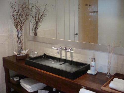 帕拉莫斯特利亚斯酒店的浴室设有黑色水槽和镜子