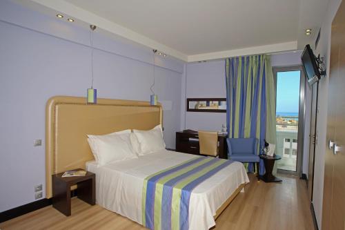 罗希姆诺奥林匹克一号酒店的配有一张床、一张书桌和一扇窗户的酒店客房