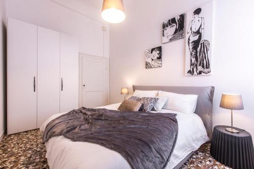 威尼斯Rialto Design Boutique Apartment R&R的一间卧室配有一张床上的黑色毯子