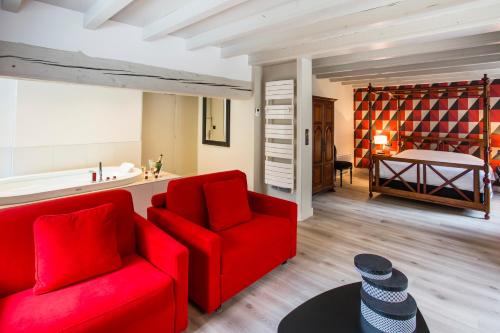 阿尔布瓦卡斯特德蒙德酒店的一间带红色沙发的客厅和一间卧室