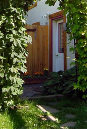 菲尔德查理的客栈的白色门和灌木的房子