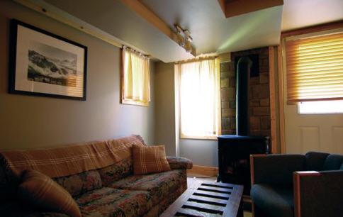 菲尔德查理的客栈的带沙发和窗户的客厅