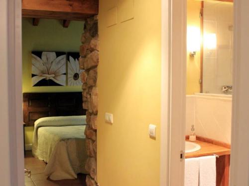 埃兰特克索韦Casa Rural Ogoño Mendi的一间卧室配有一张床,浴室设有水槽