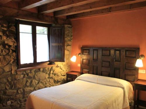 埃兰特克索韦Casa Rural Ogoño Mendi的卧室配有白色的床和窗户。