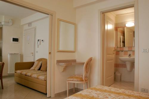 里米尼奥林波公寓式酒店的带沙发和水槽的客厅