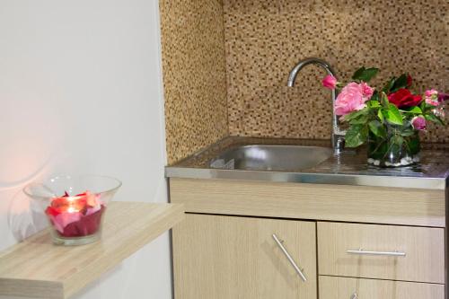 埃亚玛琳娜奈奇多Litinakis Studios的厨房配有水槽和鲜花台面