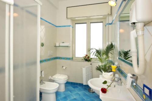 马奥莱里尔膳食公寓酒店的浴室配有白色卫生间和盥洗盆。