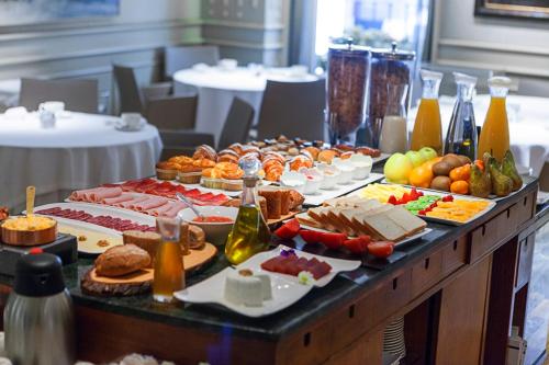 潘普洛纳Hotel Europa的自助餐,餐桌上有许多不同类型的食物