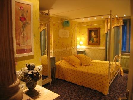 朱霍尔茨玫瑰花园比伯勒酒店的一间卧室配有一张床和镜子