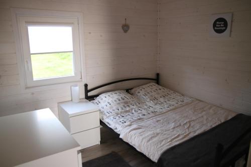 米科瓦伊基Przystanek Wakacje的一间小卧室,配有床和窗户