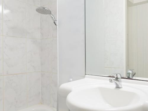 FrouardB&B HOTEL Nancy Frouard的白色的浴室设有水槽和淋浴。
