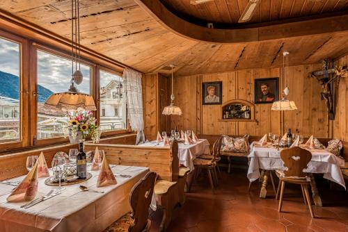 蒂鲁罗Furggerhof的木墙客房中带桌椅的餐厅
