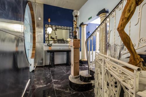 科斯皮夸BOCO Boutique Hotel的走廊设有楼梯和镜子