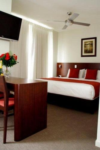 金皮玛丽河汽车旅馆的酒店客房配有一张床和一张桌子