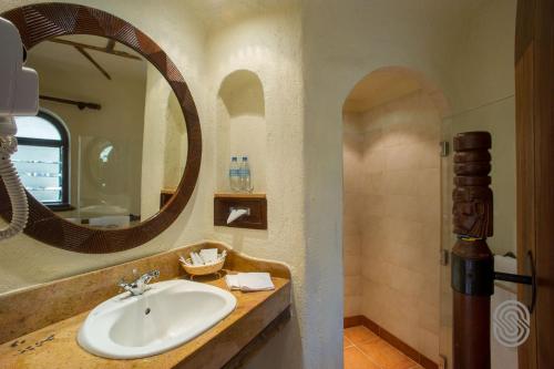 塞伦盖蒂国家公园塞蕾娜塞伦盖蒂野生动物园小屋的一间带水槽和镜子的浴室