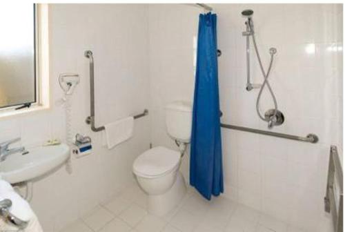 基督城尔舒酒店阿马尔菲汽车旅舍的浴室设有卫生间和蓝色的浴帘。